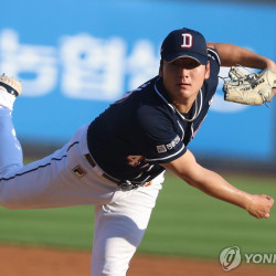 곽빈과 쿠에바스, 와일드카드 결정 1차전에서 맞대결