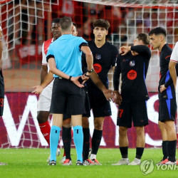 모나코, 10명 싸운 바르셀로나에 2-1 승리… UCL 첫판 기분 좋은 출발