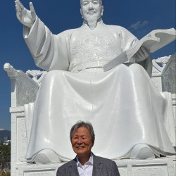 김영원 조각가, 김해종합운동장에 세종대왕상 원형 설치