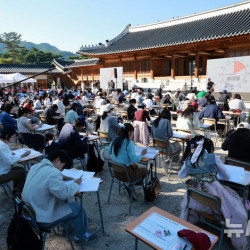 '전 국민 받아쓰기 대회' MZ세대 북적… 다니엘 린데만 세종대왕님 대단