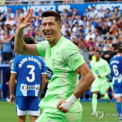 바르셀로나, 알라베스에 3-0 완승…레반도프스키 해트트릭으로 10골째