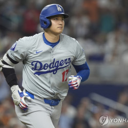 오타니, 한 경기에서 3홈런-2도루 기록… MLB의 새로운 전설