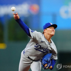 야마모토, MLB 포스트시즌 첫 등판…샌디에이고와의 승부