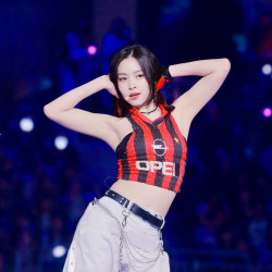 AC밀란 유니폼 리폼해서 입은 ITZY 류진