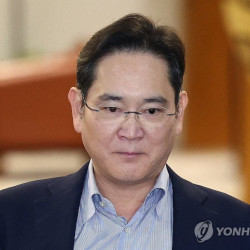 이재용, '삼성 반도체 위기 극복방안' 질문에 침묵