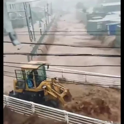 홍수 뚫고 사람 구하러 가는 불도저