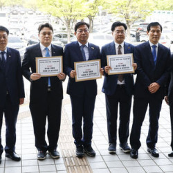 민주, 윤석열 '법카 논란' 한우집 후원금 논란에 법적 대응