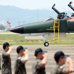 이영수 공군총장, 퇴역 앞둔 F-4E 팬텀 지휘비행