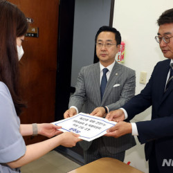 민주, 11개 상임위원장 명단 제출…여 헌정 사상 초유 폭거(종합)