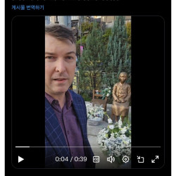 위안부 소녀상을 찾아 꽃을 헌화하는 해외인들